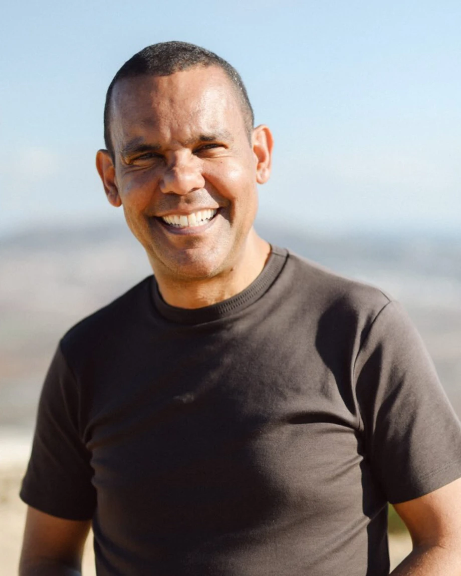 Prof. Rodrigo Silva sorrindo ao ar livre